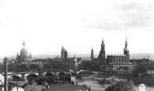 Dresden. Blick über die Elbe mit Augustusbrücke auf die Altstadt mit Frauenkirche, Ständehaus und Hofkirche. Blick vom Dach des Japanischen Palais nach Südsüdost