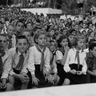 10. Jahresfeier der Pioniere in Sofia Mitwirkende junge Pioniere im Stadion