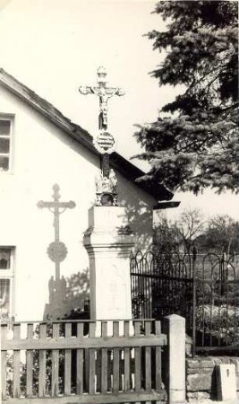 Betkreuz vor einem Wohnhaus in Horka : Swjaty křiž pred domskim w Hórkach