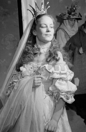 Szenenbilder aus dem Stück "König Drosselbart" von Armin-Gerd Kuckhoff und Marie Otto mit Musik von Kurt Heuser im Theater am Schiffbauerdamm Berlin. Uraufführung 13.12.1947