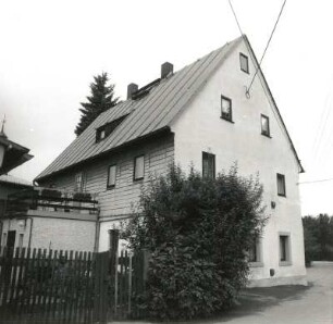 Niederwiesa. Wiesenstraße 2. Giebel- und Traufseite mit Einfriedung (1. Hälfte 19. Jh.)