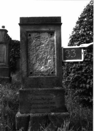 Grabstein 33 (Index: 100100881) Material: Sandstein Zustand: Schriftplatte entfernt Maße HxBxT: 160x51x25 cm Beschreibung: rechteckige Stele, getreppter Sockel, unterer Sockelteil rusticaartig: Grabstein 33