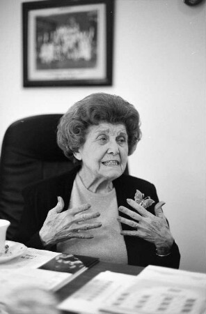 Martha Lang in ihrem Büro, Pflegeheim Marlinda Nursing Home, Los Angeles County