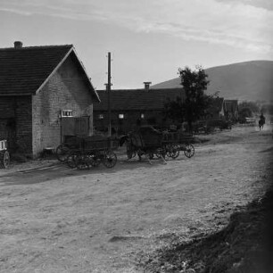 Landschaftsbild der bulgarischen Rhodopen. Dorfstraße