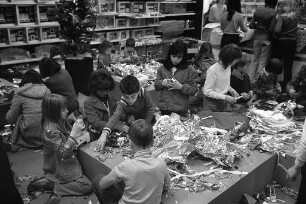 Bastelaktion des Kaufhauses Schneider für Kinder im Rahmen der Aktion "Ganz Karlsruhe wird kinderfreundlich"