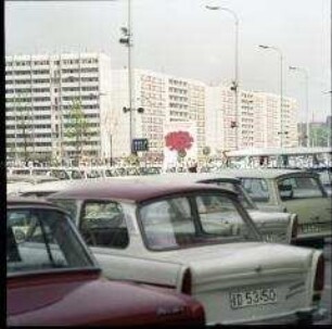 Plattenbauten und Parkplatz in Berlin