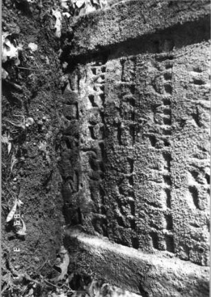 Grabstein 400 (Index: 99752652) Material: Sandstein Zustand: stark abgeblätt/verwitt. mit Textverlust Maße HxBxT: 93x56x7 cm Beschreibung: Stele, geschwungen eingezog. Rundbogenabschl. , Schriftfeld eingetieft: Grabstein 400A
