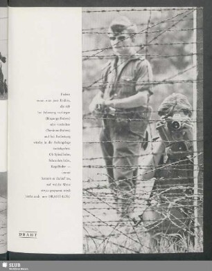 Soldaten hinter Maschendrahtzaun