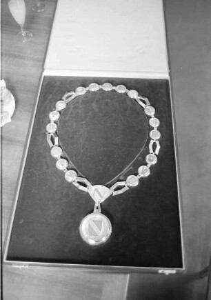 Aktualisierung der Amtskette des Karlsruher Oberbürgermeisters durch Goldschmiedemeister Karl-Heinz Pfannenmüller aus Pforzheim nach Abschluss der Eingemeindungen