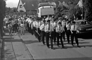 Kindervogelschießen: Umzug durch das Dorf: Feuerwehrkapelle