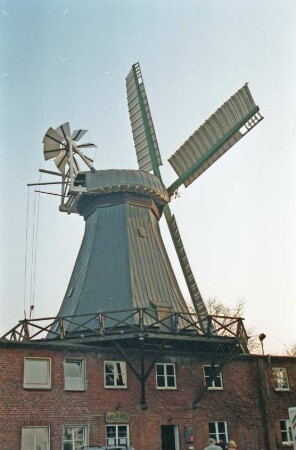 Braaker Mühle: Außenansicht: in Erdgeschoss Mühlenladen: 24. März 2003