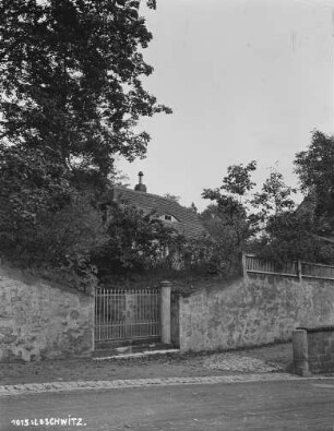 Dresden, Wohnhaus mit Krüppelwalmdach ein einem Gartengrundstück. Torweg mit Säulen