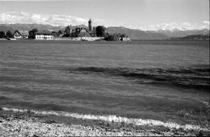 Wasserburg: Blick auf See, Halbinsel und Berge