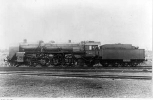 Schnellzug-Lokomotive 19 017 der Deutschen Reichsbahn : Schnellzug-Lokomotive 19 017 der Deutschen Reichsbahn. Ansicht von links (Heizerseite) wenig schräg von vorn