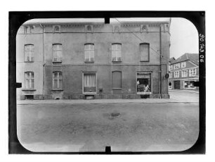 Bützow, Gödenstraße. Wohnhaus mit Ladeneinbau. Straßenfront