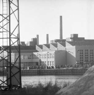 Berlin-Schöneweide, Wilhelminenhofstraße 76/77. Kabelwerk Oberspree (Inbetriebnahme 3.10.1897, Betriebsschließung um 1998/1999). Gebäude A 8 ((Fernmeldekabelfabrik); Stahlskelettbau; 1927/1928, E. Ziesel, G. Mensch; 2006 Abriss). Ansicht von Süden über die Spree