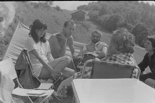 Čičmany. Akt-Pleinair 1980. Eva Mahn, Pter Söllner, Roger Rössing (vorn), Volkhard Wilhelm und Claus Baumann während einer Besprechung