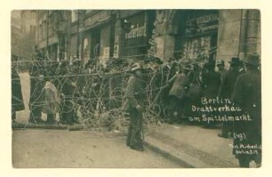 "Drahtverhau am Spittelmarkt"; im Hintergrund: Laden "Pfefferberg".