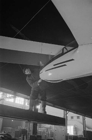 Aufbauarbeiten zur Leipziger Frühjahrsmesse, ein Arbeiter bei der Montage eines Segelflugzeuges