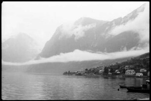 Flåm: Aurlandfjord, Flåmbahn, Bahnhof mit angekommenen Zug [Blick auf Fjord]