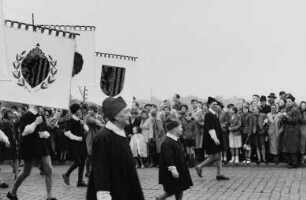 Festzug zur 750-Jahrfeier Dresdens auf der Brücke der Einheit (Albertbrücke): Die erste in Deutschland konstruierte Lokomotive "Saxonia", gebaut bei Dresden