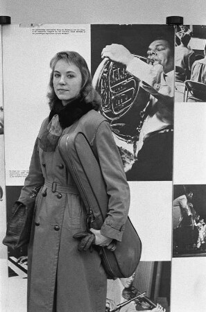 Berlin-Charlottenburg : In Berlin-Charlottenburg, Besucherin einer Jazz-Ausstellung im Amerika-Haus