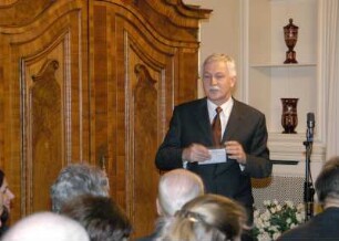 Soiree "Bertrand Roth und sein Dresdener-Musiksalon", die am 11. Januar 2004 in Roths schweizerischem Geburtsort Degersheim (Kanton St. Gallen) Premiere hatte; Dr. Thomas Bürger spricht