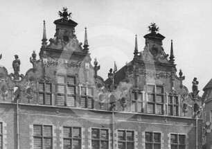 Teilansichten der Giebel am Zeughaus Danzig