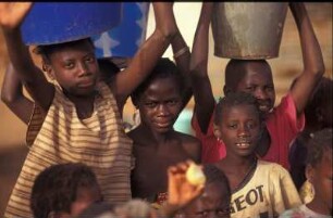 Gambia. Kinder an der Wasserstelle von Juffure