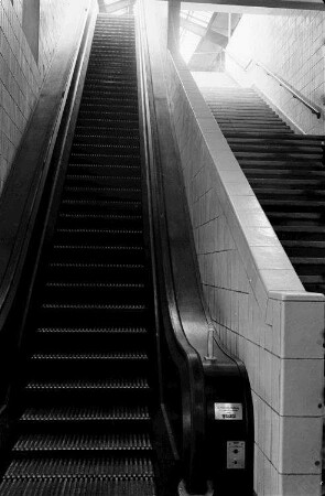 Berlin: Rolltreppe am S-Bahnhof Friedrichstraße, abwärts