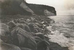 Rügen. Ausgewaschenes Geröll am Strand