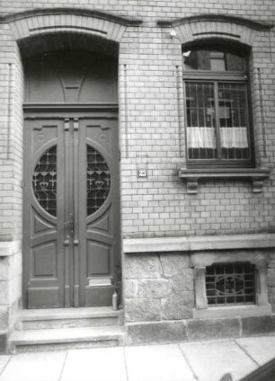 Markneukirchen, Albertstraße 23. Wohnhaus (um 1900). Erdgeschoßfenster, Haustür und Kellerfenster