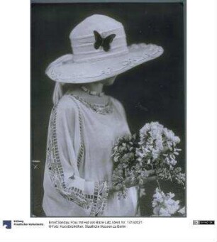Frau mit Hut von Marie Latz