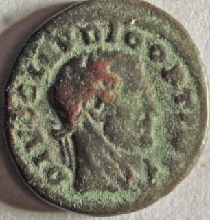 Römische Münze, Nominal Follis, Prägeherr Constantinus I., für Divus Claudius II. Gothicus, Prägeort Rom, Original