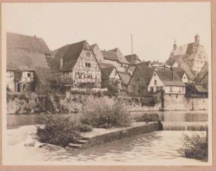 Besigheim mit Rathaus über die Enz : Besigheim. Wohnhäuser an der Enz. Blick vom linken Ufer zum Rathaus (1459)