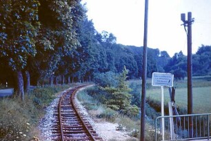 Bahnübergang Steinmühle zwischen dem Bahnhof der Härtsfeldwerke in Neresheim und Neresheim: auf der Strecke Neresheim - Dillingen: Blickrichtung Dillingen