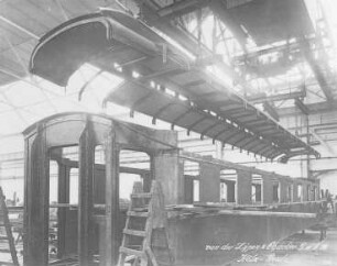 D-Wagen, Aufsetzen des Daches (van der Zypen und Charlier, Köln-Deutz) : Technikgeschichte | Maschinenbau | Verkehrswesen | Eissenbahnwesen | Personenwagen und Güterwagen (Normalspur)