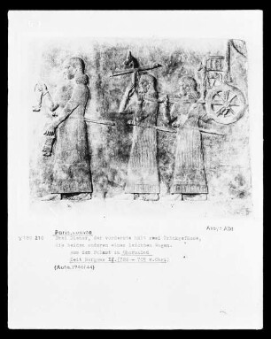 Drei Diener tragen einen Wagen und Trinkgefäße, Relief aus dem Palast von Chorsabad