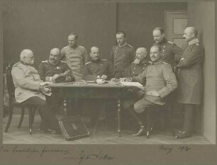 Stab der 26. Infanterie-Division (Neun Personen) unter Führung von Freiherr Franz von Soden, General, teils sitzend, teils stehend in Uniform