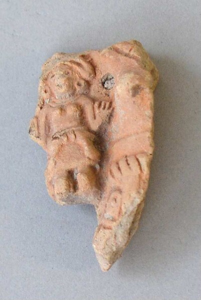 Figurine en argile (fragment de récipient)