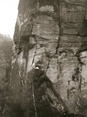 Sächsische Schweiz. Affensteine, Rokokoturm. Seilschaft Karlheinz Gonda bei der Erstbegehung des Märchentürmer-Talweges. Blick von Nord. 5.6.1947