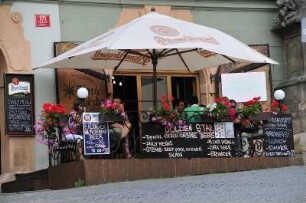 Cafè in der Neruda-Gasse : Außenansicht eines typischen kleinen Straßencafès in der Neruda-Gasse. Aufgenommen in Prag am 31. Juli 2009