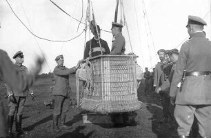 Erster Weltkrieg. Männergruppe und bemannte Heißluftballongondel