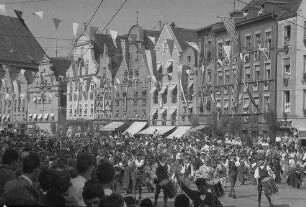 Landshut: Festzug im linken Teil des Straßenzuges