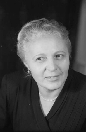 Porträtaufnahmen der Professorin Elisabeth Zaisser (1950-1952 Staatssekretärin im Ministerium für Volksbildung der DDR) im Zuge einer Reportage aus dem Ministerium für Volksbildung der DDR : Porträt von Elisabeth Zaisser