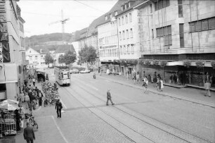 Freiburg: Kaiser-Joseph-Straße in der Fußgängerzone mit Omnibus und Straßenbahn