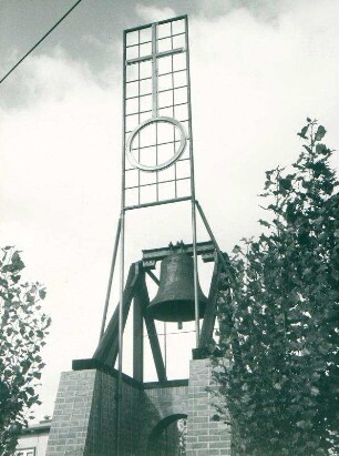 Heimkehrer: Glockenturm der kleinen Kirche im Lager Friedland