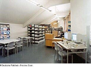 Sächsische Landesbibliothek - Staats- und Universitätsbibliothek Dresden. Zweigbibliothek Maschinenwesen, Teilbibliothek Produktionstechnik/Werkzeugmaschinen. Benutzungsraum mit Dienstplatz der Auskunft und PC-Rechercheplätzen für Benutzer : Dresden-Südvorstadt, George-Bähr-Straße 3c (Zeuner-Bau der TU Dresden). Sächsische Landesbibliothek - Staats- und Universitätsbibliothek Dresden. Zweigbibliothek Maschinenwesen, Teilbibliothek Produktionstechnik/Werkzeugmaschinen. Benutzungsraum mit Dienstplatz der Auskunft und PC-Rechercheplätzen für Benutzer