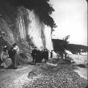 Rügen. Jasmund. Spaziergänger am Strand unterhalb der Kreidefelsen (bei Saßnitz)