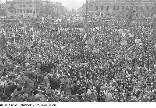 Aufnahmen von den Feierlichkeiten zum 1. Mai 1946 in Berlin : Mai-Kundgebung von der Tribüne am Berliner Schloss aus gesehen